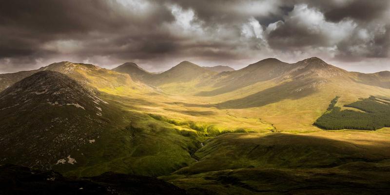 专业摄影师揭秘：如何在不同时段捕捉建筑光影，打造结构清晰、明暗分明的摄影作品与素材