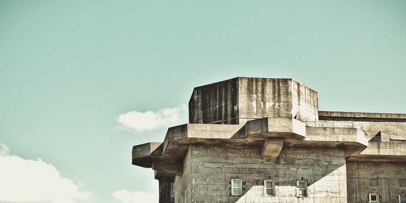 如何拍摄明亮无色差的电商服装主图：简易摄影棚搭建与布光全攻略