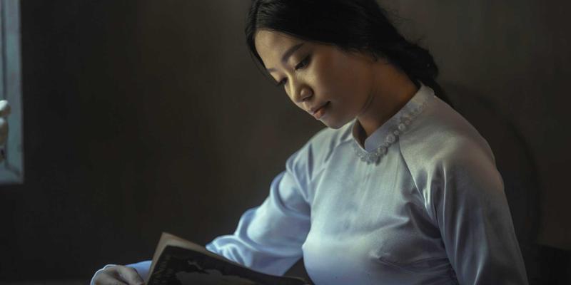 手机摄影如何提升画面明亮度与清晰度：内置功能与后期App全解析，打造专业级创意素材