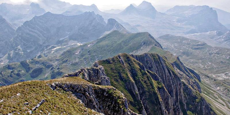 旅行摄影技巧：专业摄影师教你如何应对逆光拍摄，让风景图片细节明亮清晰